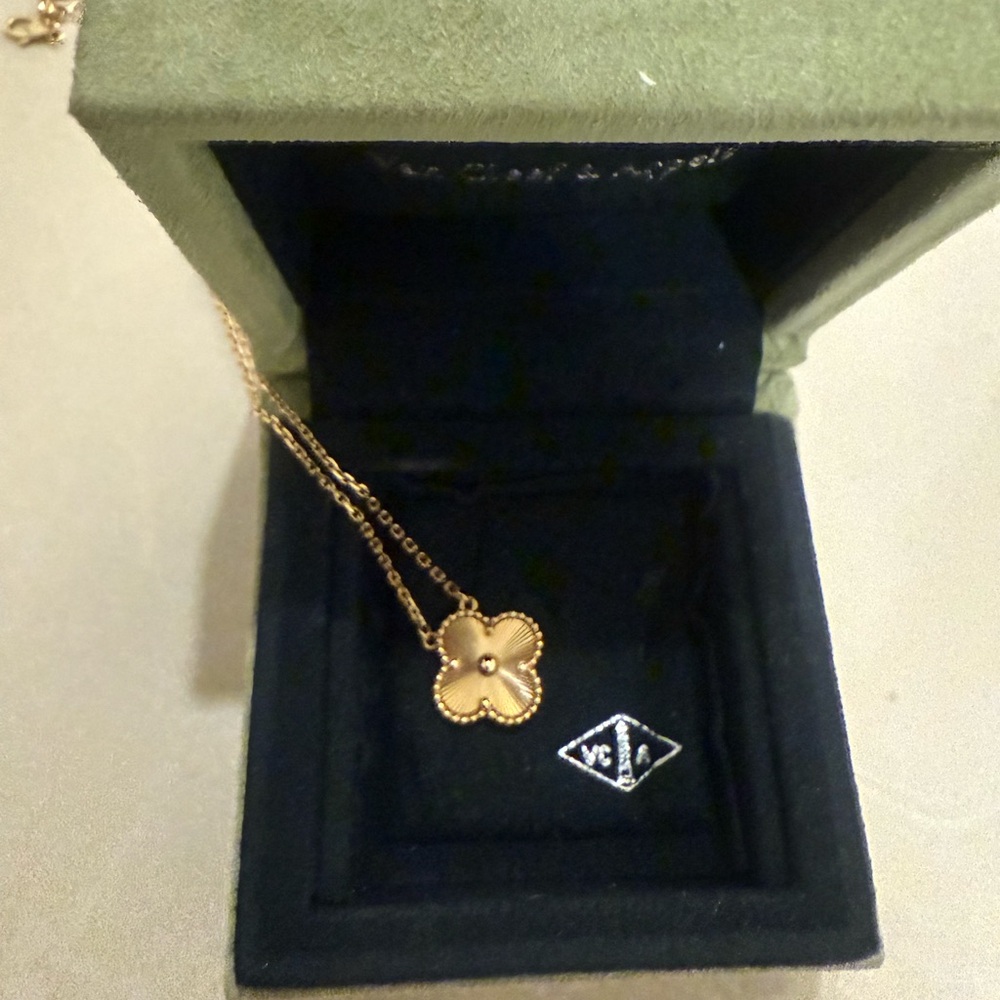 Van Cleef & Arpels Gold Floral Pendant Necklace - Picture 3 of 5